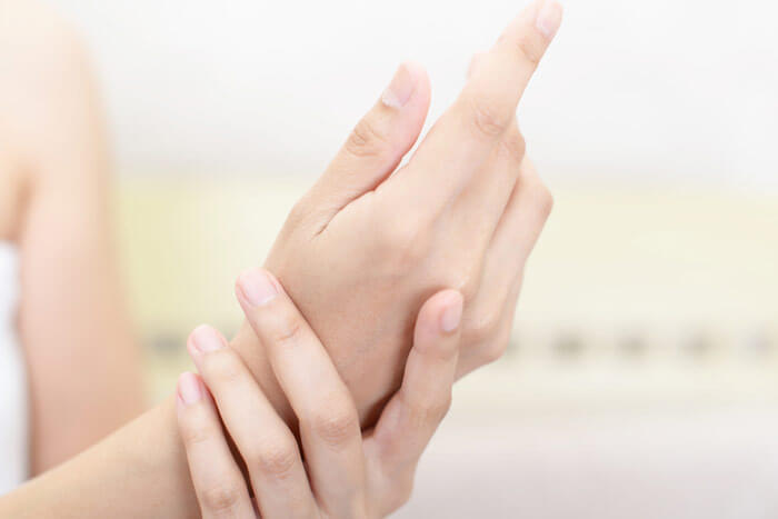 finger skin 002 - スマホで指先がカサカサに！荒れた手肌が仕事に与える影響とケア方法