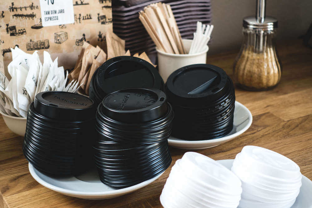 foodiesfeed.com black paper cup lids for takeaway coffee - 職場ランチのコツ11個！仕事や人間関係をもっと楽しくするアイディア